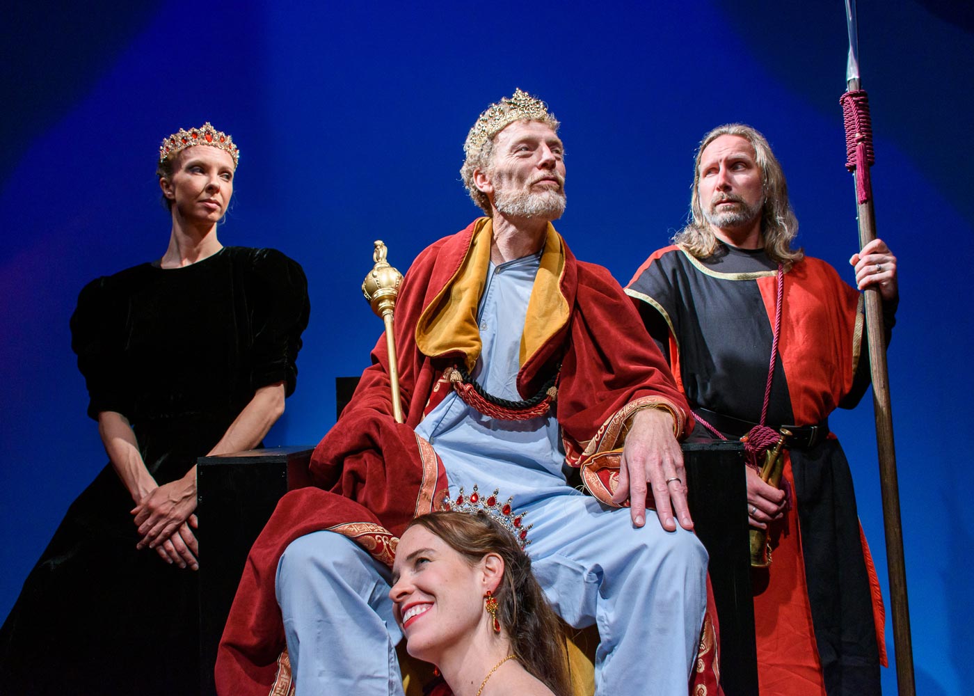 نمایش شاه می میرد