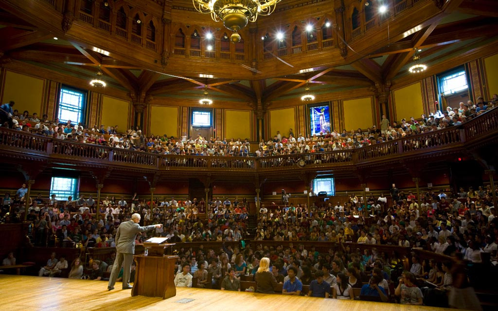 مایکل سندل در حال تدریس به دانشجویان دانشگاه هاروارد