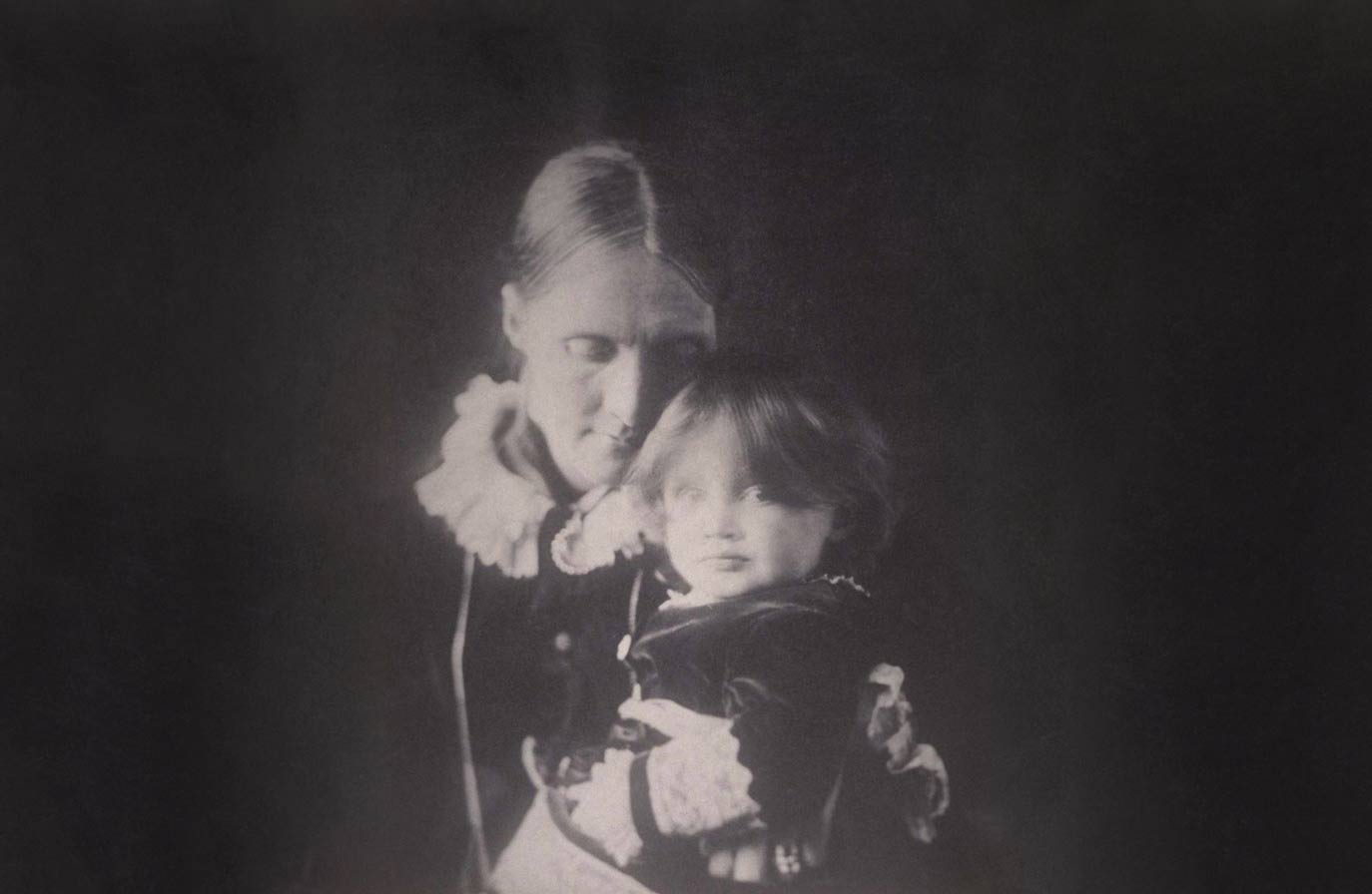 ویرجینیا وولف در کنار مادرش جولیا استفن (۱۸۸۴)