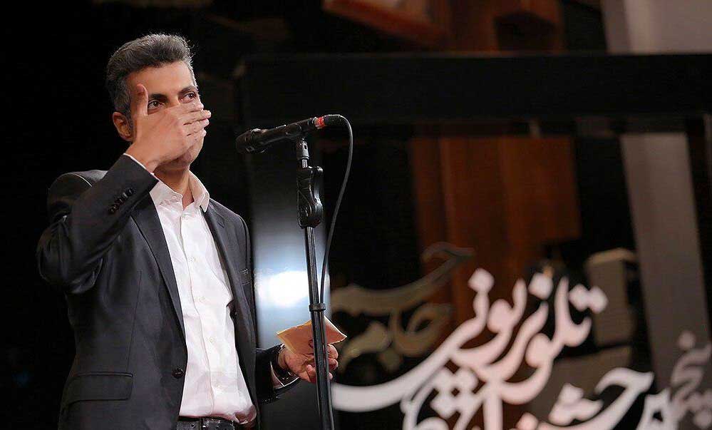 عادل فردوسی پور پس از دریافت دو جایزه در مراسم اختتامیه پنجمین جشنواره تلویزیونی
