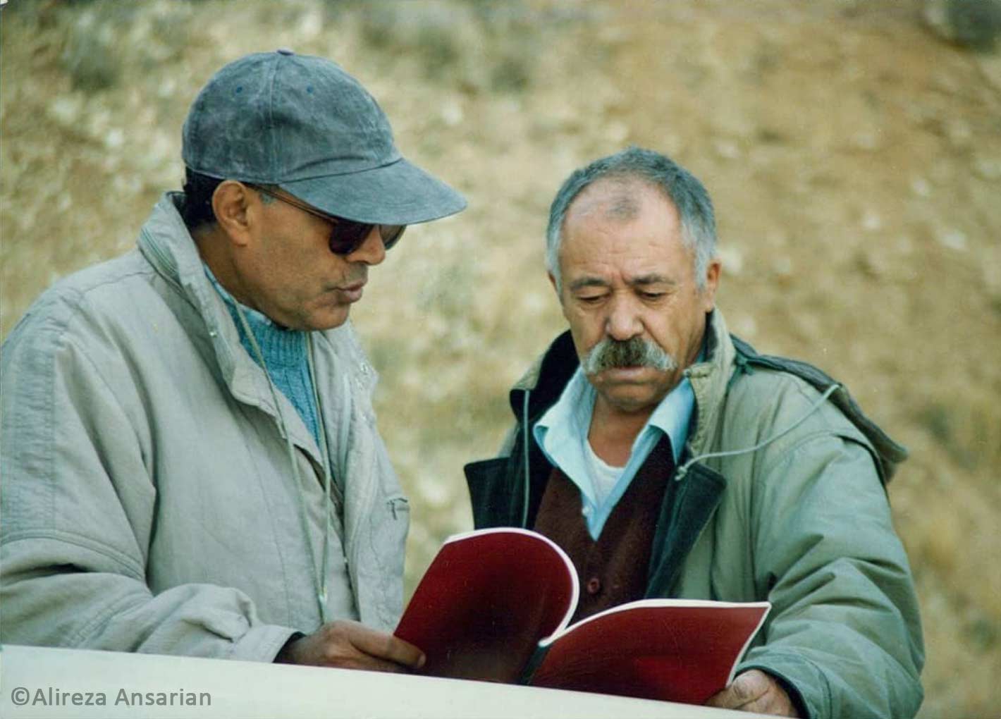 پشت صحنه فیلم طعم گیلاس (۱۳۷۶) (عکس از علیرضا انصاریان)