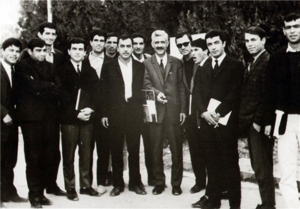 جلال آل احمد در کنار شاگردانش