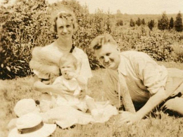 کودکی سیلویا پلات در کنار پدر و مادرش اتو و اورلیا پلات