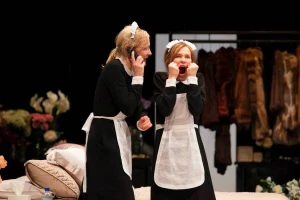 نمایشنامه کلفت ها با بازی کیت بلانشت و ایزابل هوپرت در نقش کلر و سولانژ