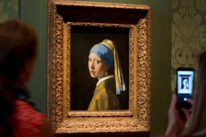 نقاشی دختری با گوشواره مروارید در موزه مائریتشویس هلند عکس Peter Dejong 